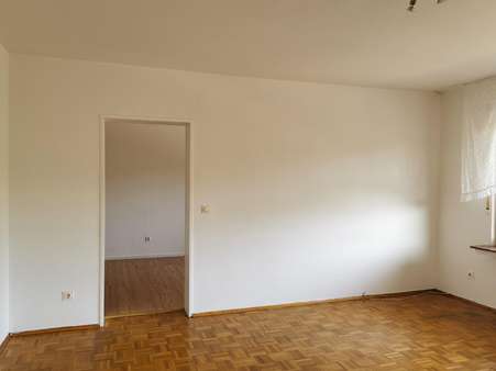 Wohnzimmer mit Zugang zum Schlafzimmer - Etagenwohnung in 45525 Hattingen mit 47m² günstig kaufen