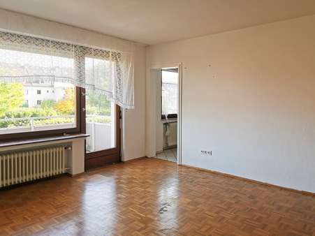 Wohnzimmer mit Zugang zur Küche und Balkon - Etagenwohnung in 45525 Hattingen mit 47m² günstig kaufen