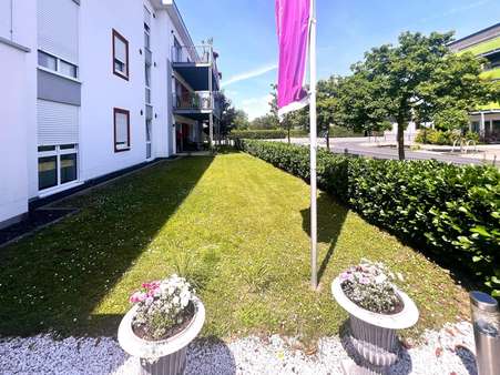 Klar, hell, und einladend: Die Außenansicht des Seniorenzentrums - Appartement in 65549 Limburg mit 23m² kaufen