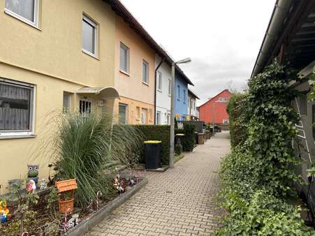 Hausansicht Eingang mit Weg - Reihenmittelhaus in 90547 Stein mit 134m² als Kapitalanlage kaufen