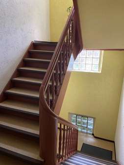 Treppenhaus 1.OG - Etagenwohnung in 90513 Zirndorf mit 115m² kaufen