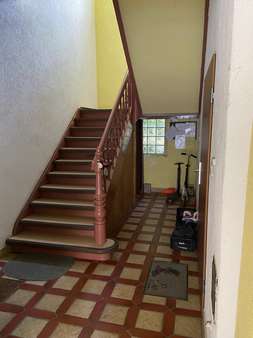 Treppenhaus EG - Etagenwohnung in 90513 Zirndorf mit 115m² kaufen