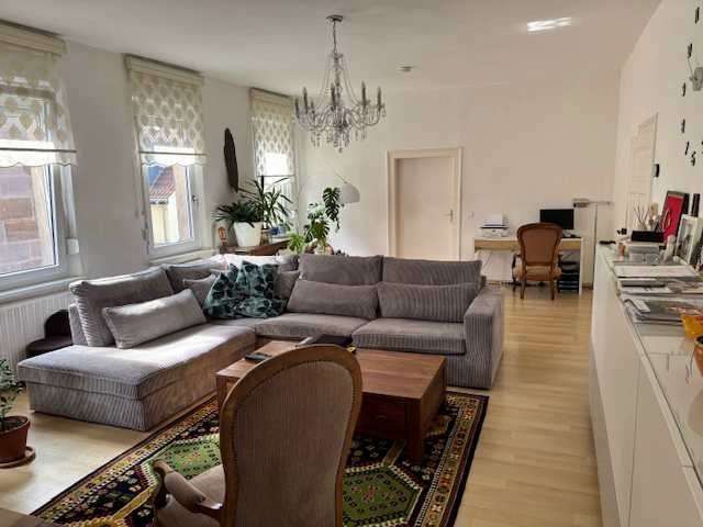 Wohnzimmer mit Sofa - Etagenwohnung in 90513 Zirndorf mit 115m² kaufen