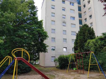 Aussenansicht mit Spielplatz - Etagenwohnung in 97688 Bad Kissingen mit 75m² kaufen