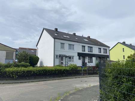 Hausansicht Strassenseite - Reiheneckhaus in 90765 Fürth mit 155m² kaufen