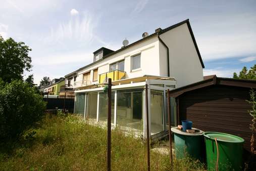 Hausansicht Süd Wiga und Gartenhäuschen - Reiheneckhaus in 90765 Fürth mit 155m² kaufen