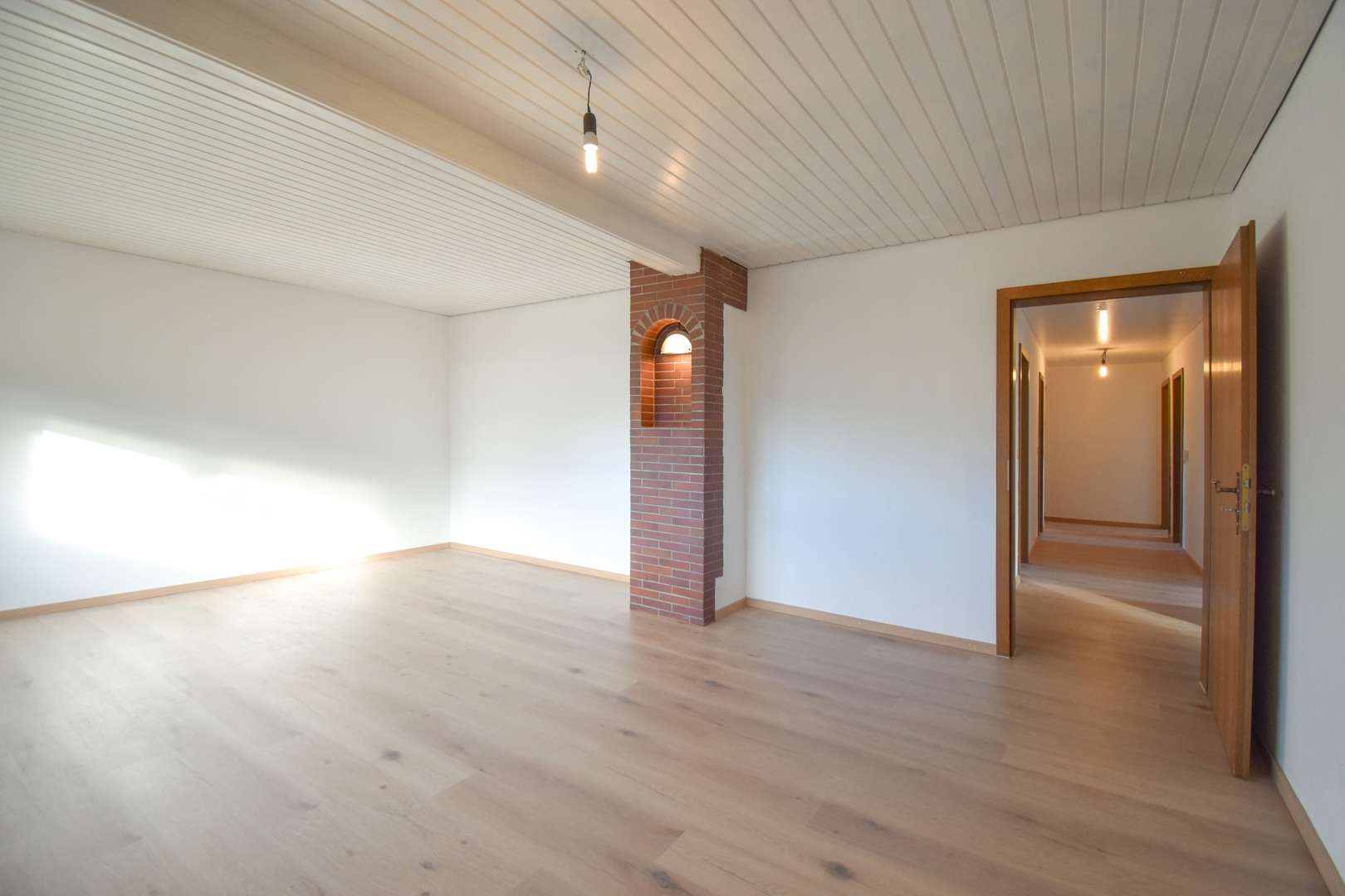 Wohnzimmer mit Blick Richtung Flur - Etagenwohnung in 86415 Mering mit 98m² kaufen