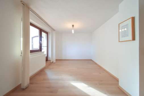 Wohnzimmer mit Zugang zum Balkon - Etagenwohnung in 86415 Mering mit 98m² kaufen