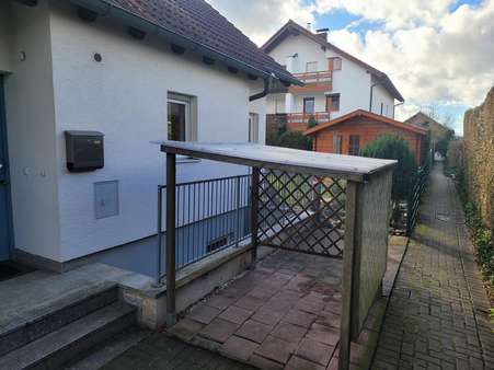 Hauszugang mit Abstellmöglichkeiten - Einfamilienhaus in 82178 Puchheim mit 72m² kaufen