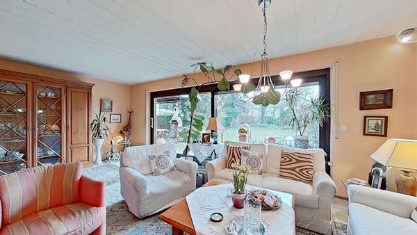 Wohnzimmer mit großen Fenster - Doppelhaushälfte in 85386 Eching mit 153m² kaufen