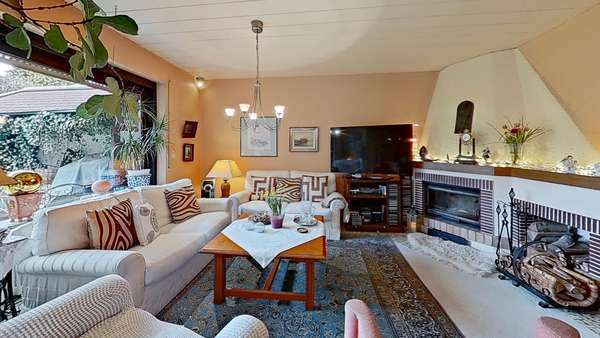 Wohnzimmer mit Kamin - Doppelhaushälfte in 85386 Eching mit 153m² kaufen