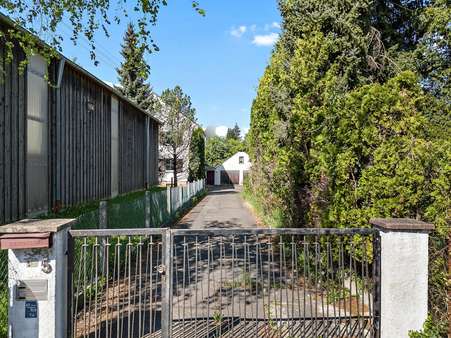Zufahrt - Zweifamilienhaus in 86356 Neusäß mit 147m² kaufen
