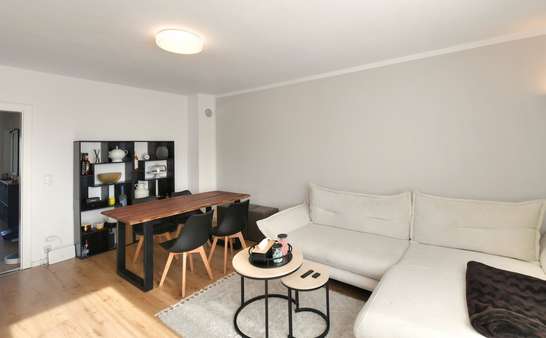 Wohnzimmer - Etagenwohnung in 83301 Traunreut mit 75m² kaufen