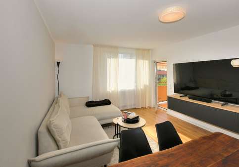 Wohnzimmer - Etagenwohnung in 83301 Traunreut mit 75m² kaufen