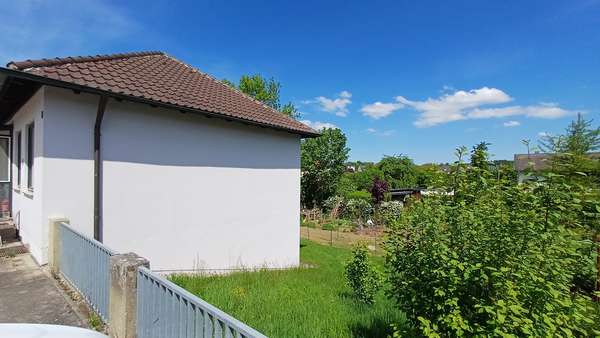 Rechts vom Haus und Grundstück - Einfamilienhaus in 93359 Wildenberg mit 133m² kaufen