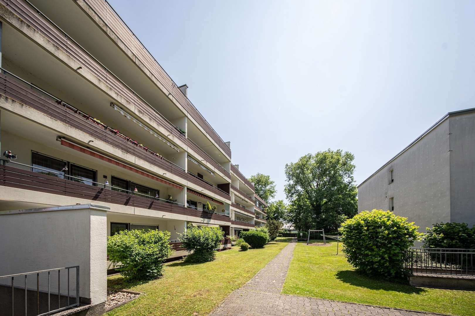 Hausansicht - Etagenwohnung in 85737 Ismaning mit 96m² kaufen