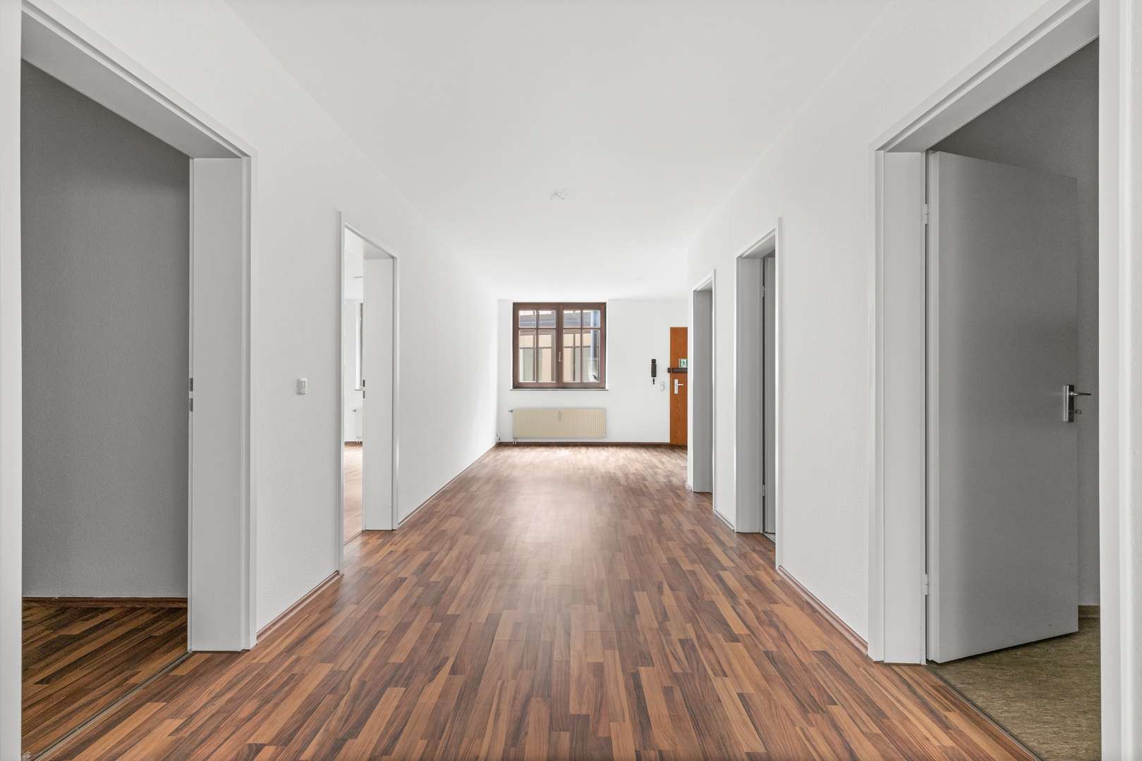 Großzügige Diele - Büro in 86150 Augsburg mit 115m² kaufen