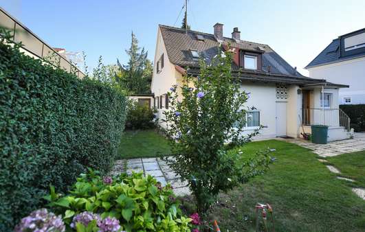 Hausansicht (von Nordost) - Grundstück in 82008 Unterhaching mit 864m² kaufen