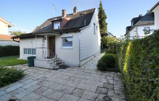 Hausansicht (von Nordwest) - Grundstück in 82008 Unterhaching mit 864m² kaufen