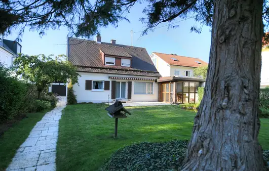 Großes, gut geschnittenes Grundstück mit Altbestand - bebaubar mit Mehrfamilienhaus od. Doppelhäuser