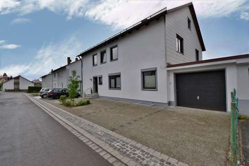 Außenansicht und Garage 2 - Mehrfamilienhaus in 86675 Buchdorf mit 262m² kaufen