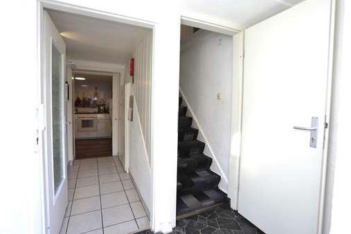 Eingangsbereich mit Zugang zu den Wohnungen - Einfamilienhaus in 86732 Oettingen mit 109m² kaufen