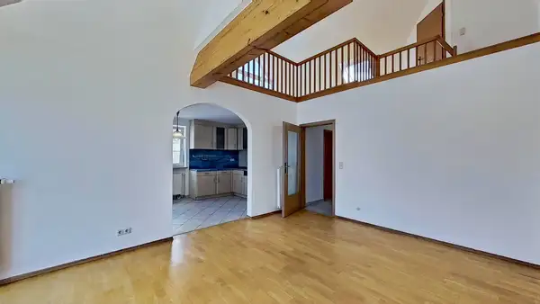 MOOSBURG | Ruhige und geräumige Galerie-Wohnung mit großem Sonnenbalkon!