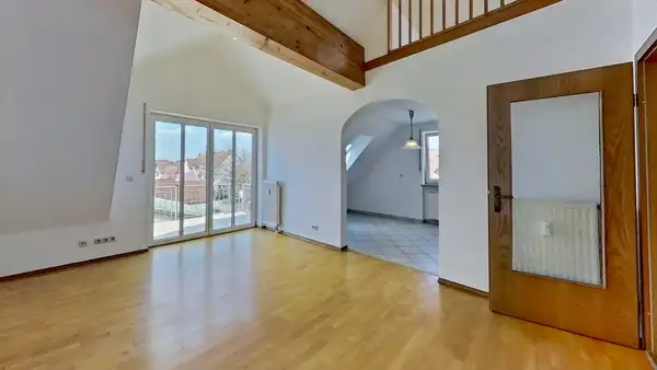 MOOSBURG | Ruhige und geräumige Galerie-Wohnung mit großem Sonnenbalkon!