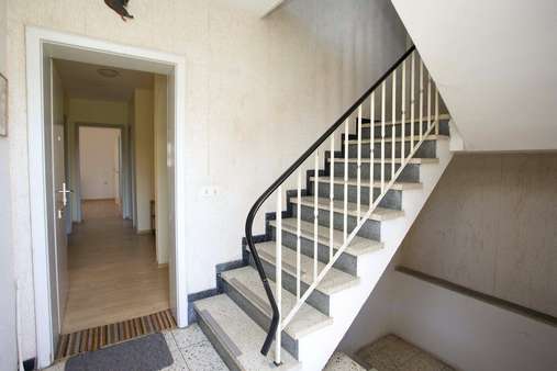 Eingangsbereich - Treppenhaus - Zweifamilienhaus in 89446 Ziertheim mit 141m² kaufen