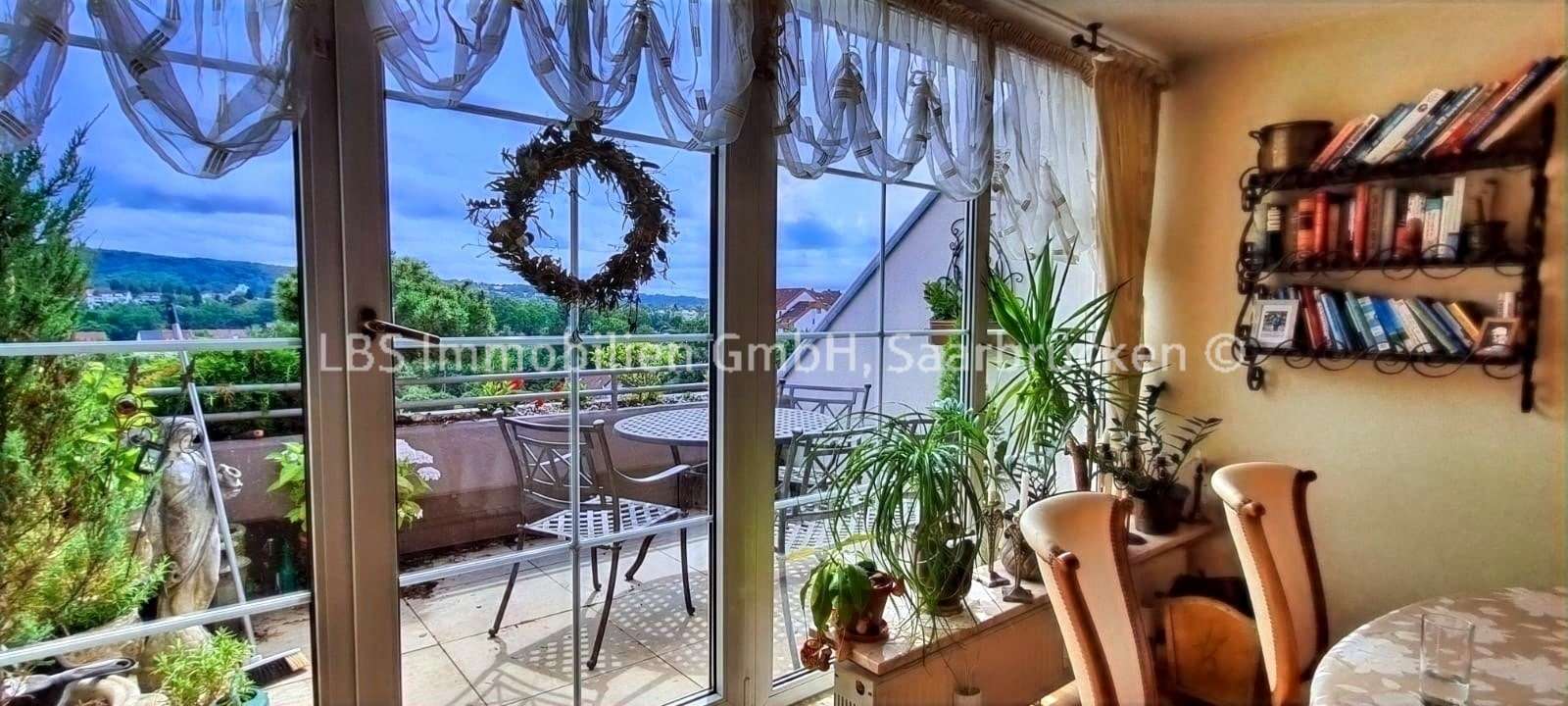 Esszimmer mit Blick zum Balkon - Dachgeschosswohnung in 66113 Saarbrücken mit 64m² kaufen