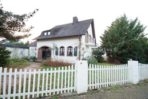 Ansicht vorne - Einfamilienhaus in 66763 Dillingen mit 178m² kaufen