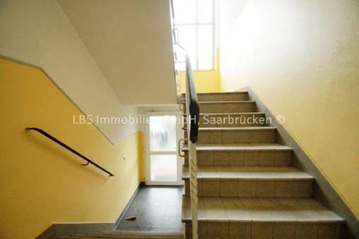 Treppenhaus - Etagenwohnung in 66333 Völklingen mit 76m² kaufen