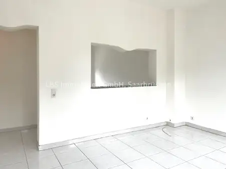 Zweifamilienhaus mit renoviertem Obergeschoss und neuem Dach sowie eine frisch erneuerte Fassade