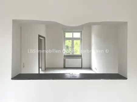 Zweifamilienhaus mit renoviertem Obergeschoss und neuem Dach sowie eine frisch erneuerte Fassade