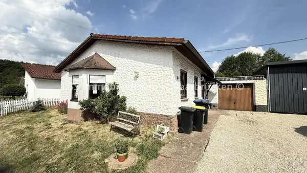 Bungalow am Waldrand in Wadern/Gehweiler - 3 ZKB - 85 m² Wfl. - 664 m² Grundst. - Garten - Garage -