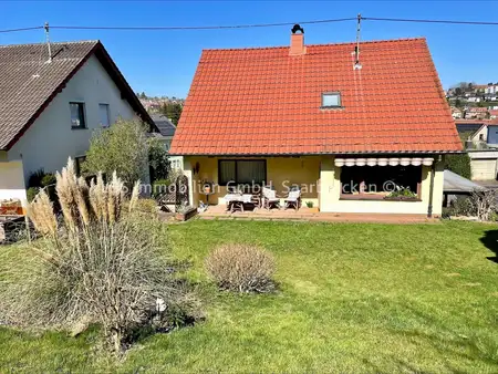 Freistehendes Einfamilienhaus mit Garten, Carport und Garage in Ottweiler