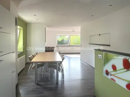 Freistehendes Zweifamilienhaus mit großem Garten – Ideal für Familien oder Mehrgenerationenwohnen