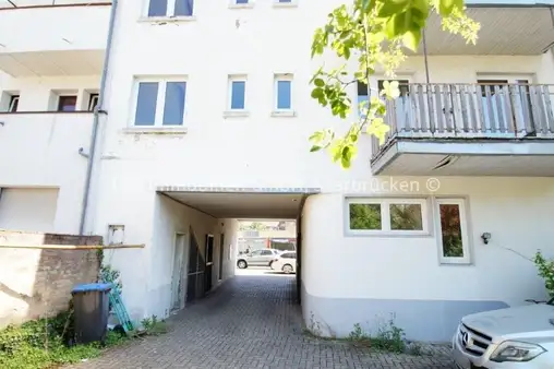 Mehrfamilienhaus mit kleiner Gewerbeeinheit in zentraler Lage, Innenhof zum Parken 