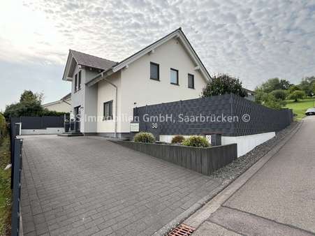 Hofeinfahrt Hofeinfahrt - Einfamilienhaus in 54441 Ayl mit 195m² kaufen