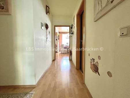 Flur - Erdgeschosswohnung in 66115 Saarbrücken mit 100m² kaufen