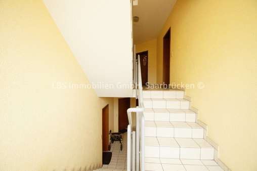 Treppenhaus - Etagenwohnung in 66333 Völklingen mit 74m² kaufen