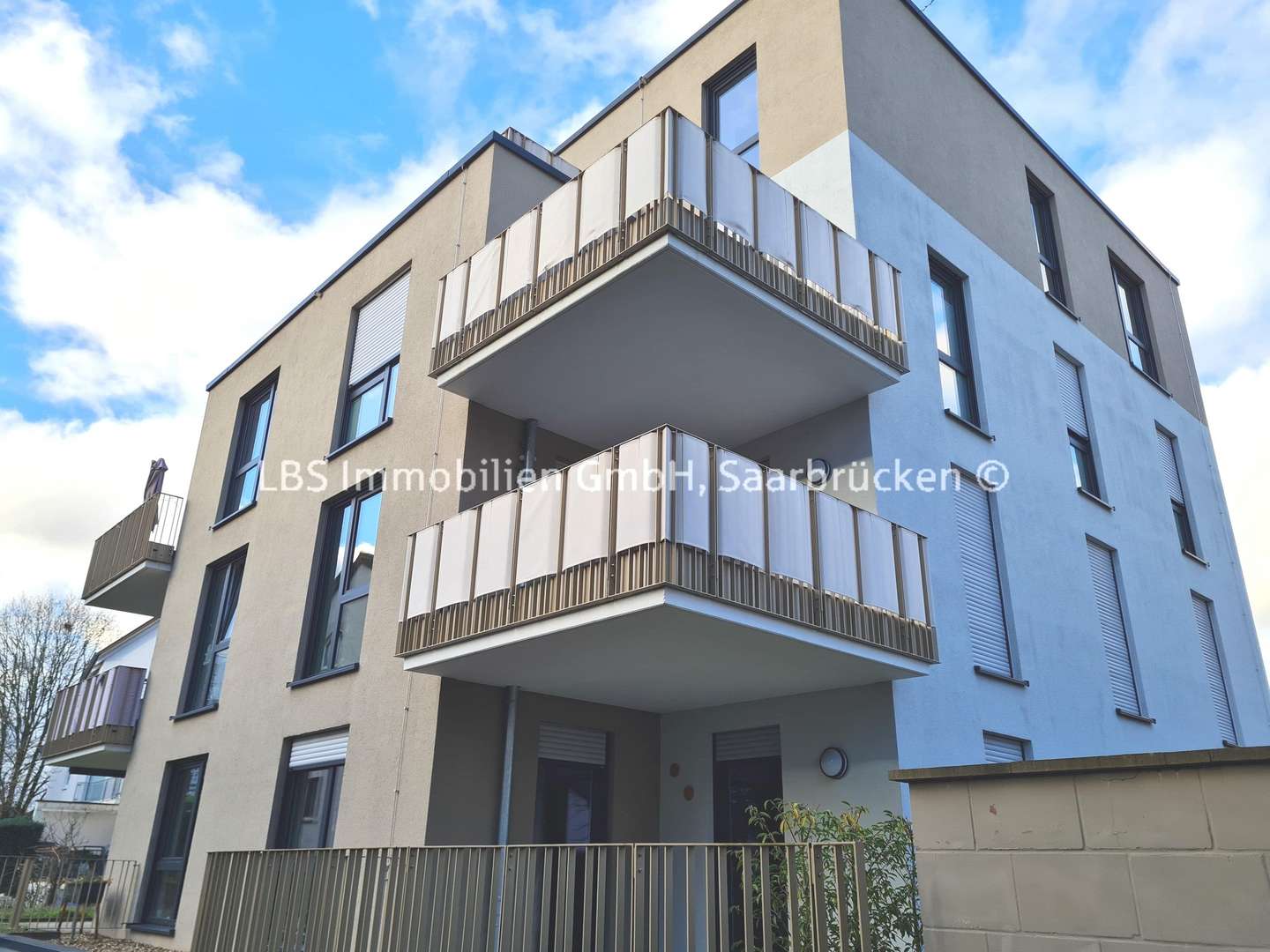 Seitenansicht mit Balkon - Etagenwohnung in 66424 Homburg mit 84m² kaufen