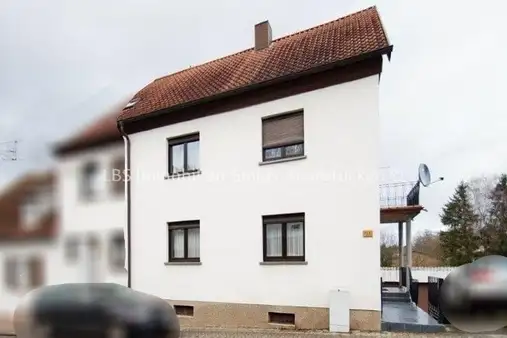 Einfamilienhaus mit 2 Garagen und großem Grundstück in ruhiger und zentraler  Lage von Rohrbach
