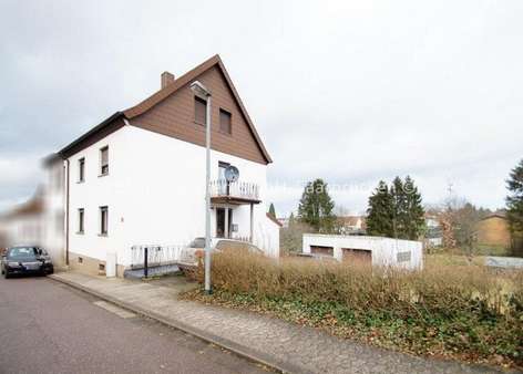 Ansicht Seite mit Garagen - Reihenendhaus in 66386 St. Ingbert mit 110m² kaufen