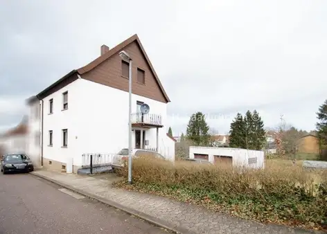 Einfamilienhaus mit 2 Garagen und großem Grundstück in ruhiger und zentraler  Lage von Rohrbach