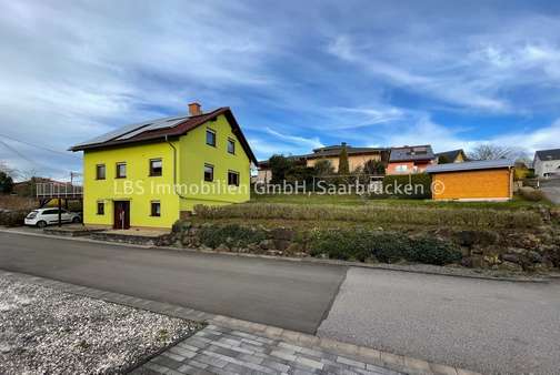 Außenansicht mit Gartenhaus - Einfamilienhaus in 66606 St. Wendel mit 158m² kaufen