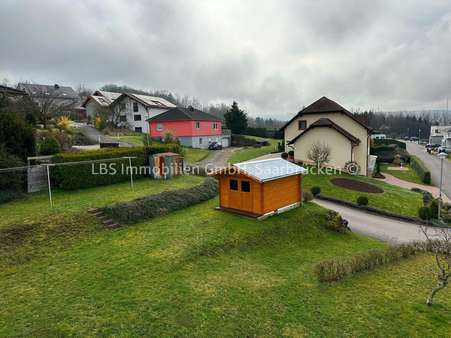 Blick aufs Gartenhaus - Einfamilienhaus in 66606 St. Wendel mit 158m² kaufen