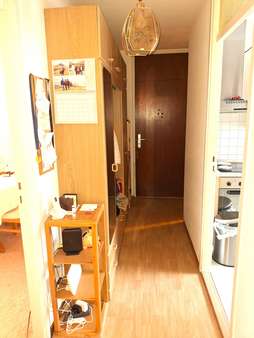 Eingang mit... - Erdgeschosswohnung in 93057 Regensburg mit 76m² als Kapitalanlage kaufen