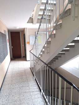 Treppenhaus - Erdgeschosswohnung in 93057 Regensburg mit 76m² als Kapitalanlage kaufen