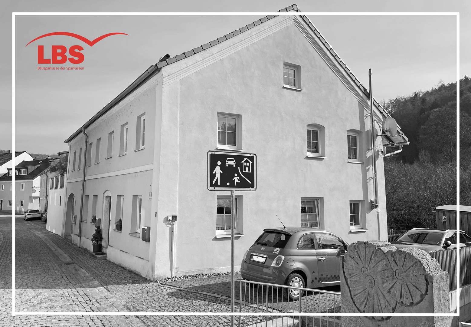 Ansicht Straße Schwarz Weiß - Mehrfamilienhaus in 93339 Riedenburg mit 274m² kaufen